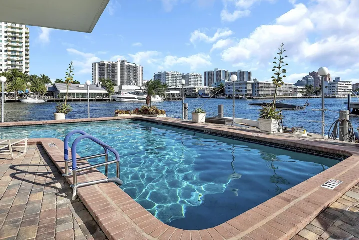2900 NE 30th St - # 8J - 224