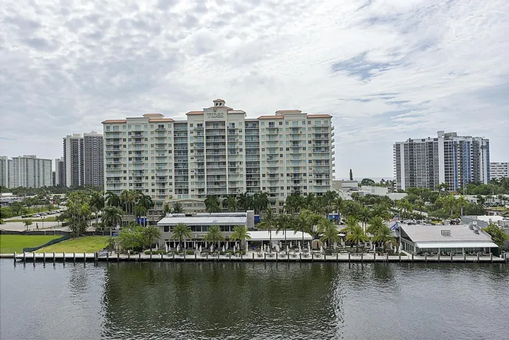 2900 NE 30th St - # 8J - 145