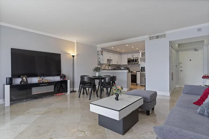 2900 NE 30th St - # 8J - 122