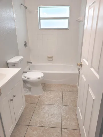 524 GUEST BATHROOM