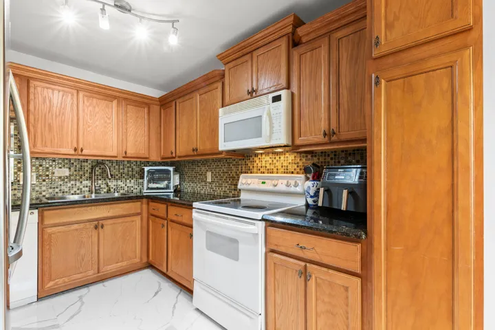 10-web-or-mls-10110-cedar-point-blvd-102
