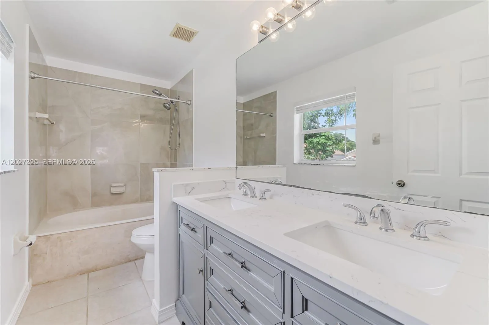 Renovated Master bath w/ dual sinks & roman tub