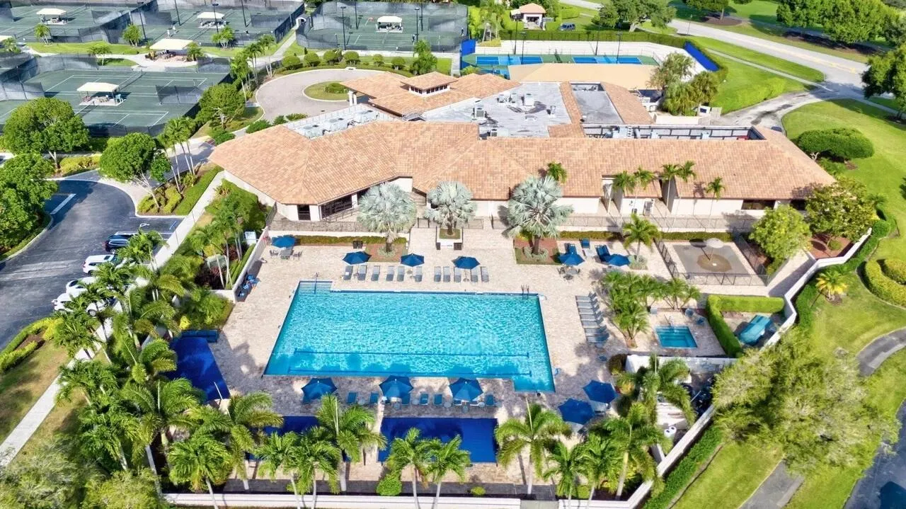 32-main_clubhouse_aerial