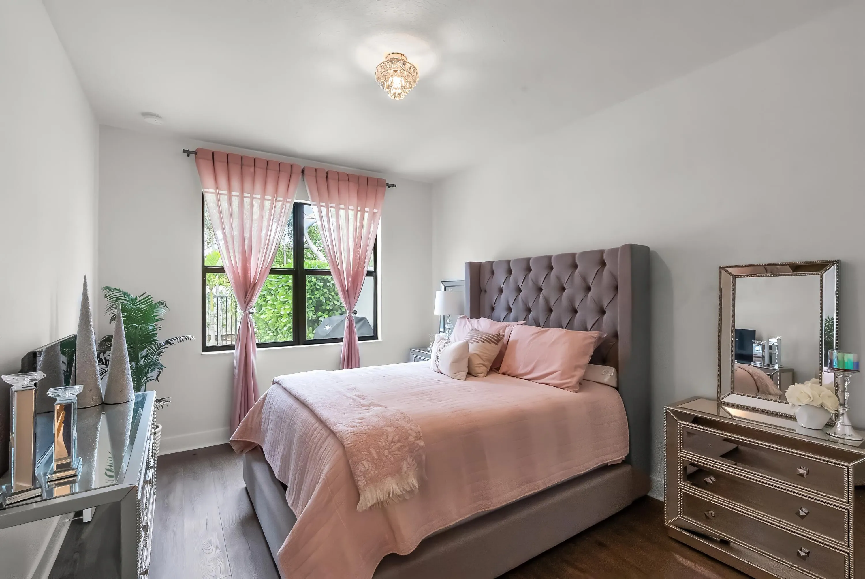 31 Downstairs Guest Room