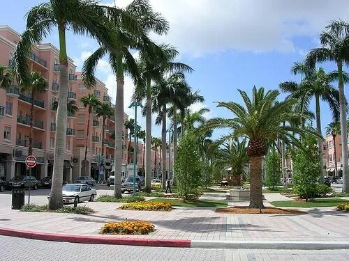 Enjoy nearby DOWNTOWN BOCA restaurants, shopping & entertainment