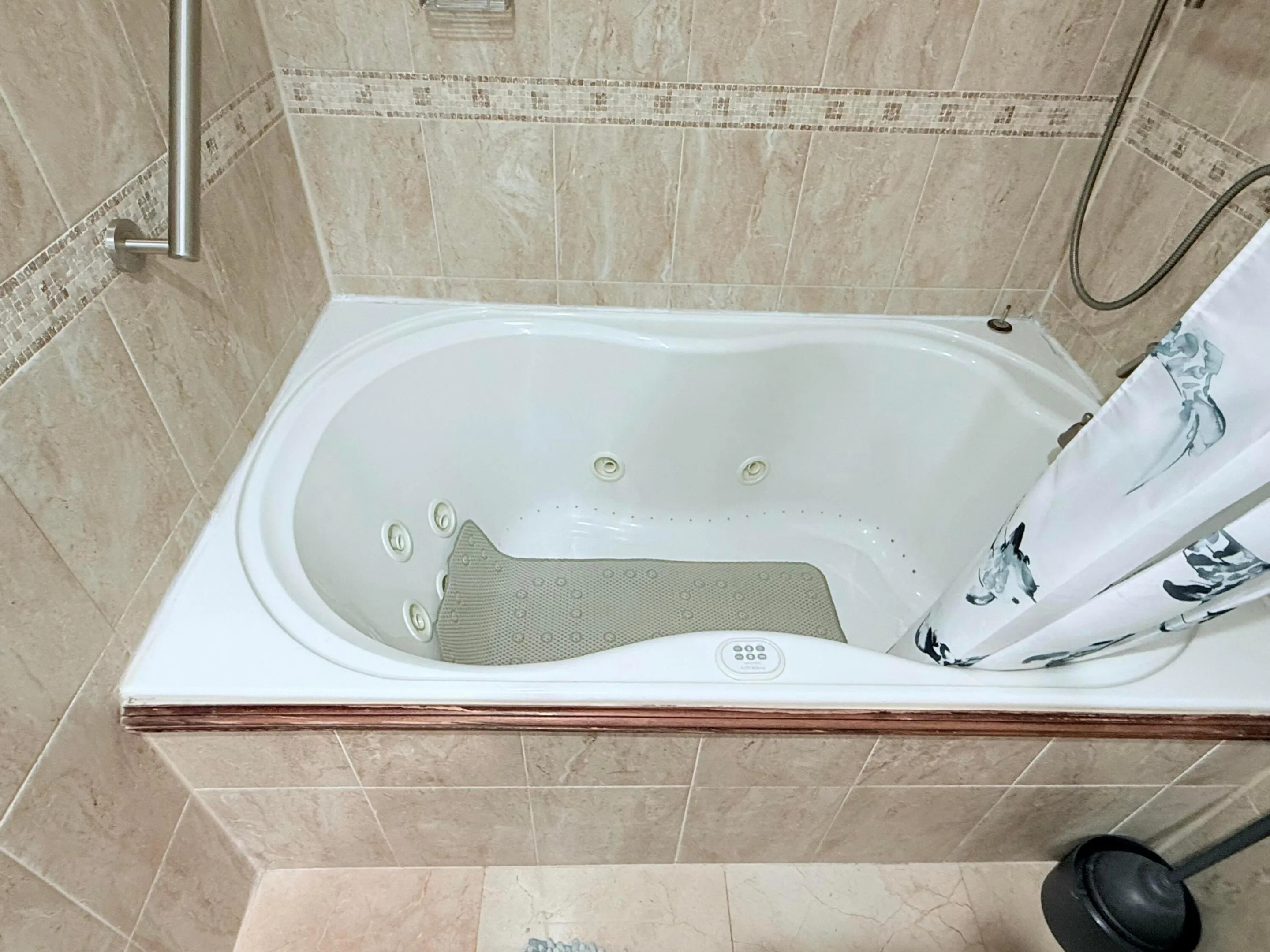 Spa tub to enjoy!
