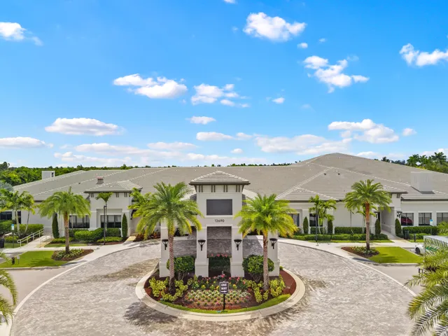 39,000-square-foot clubhouse