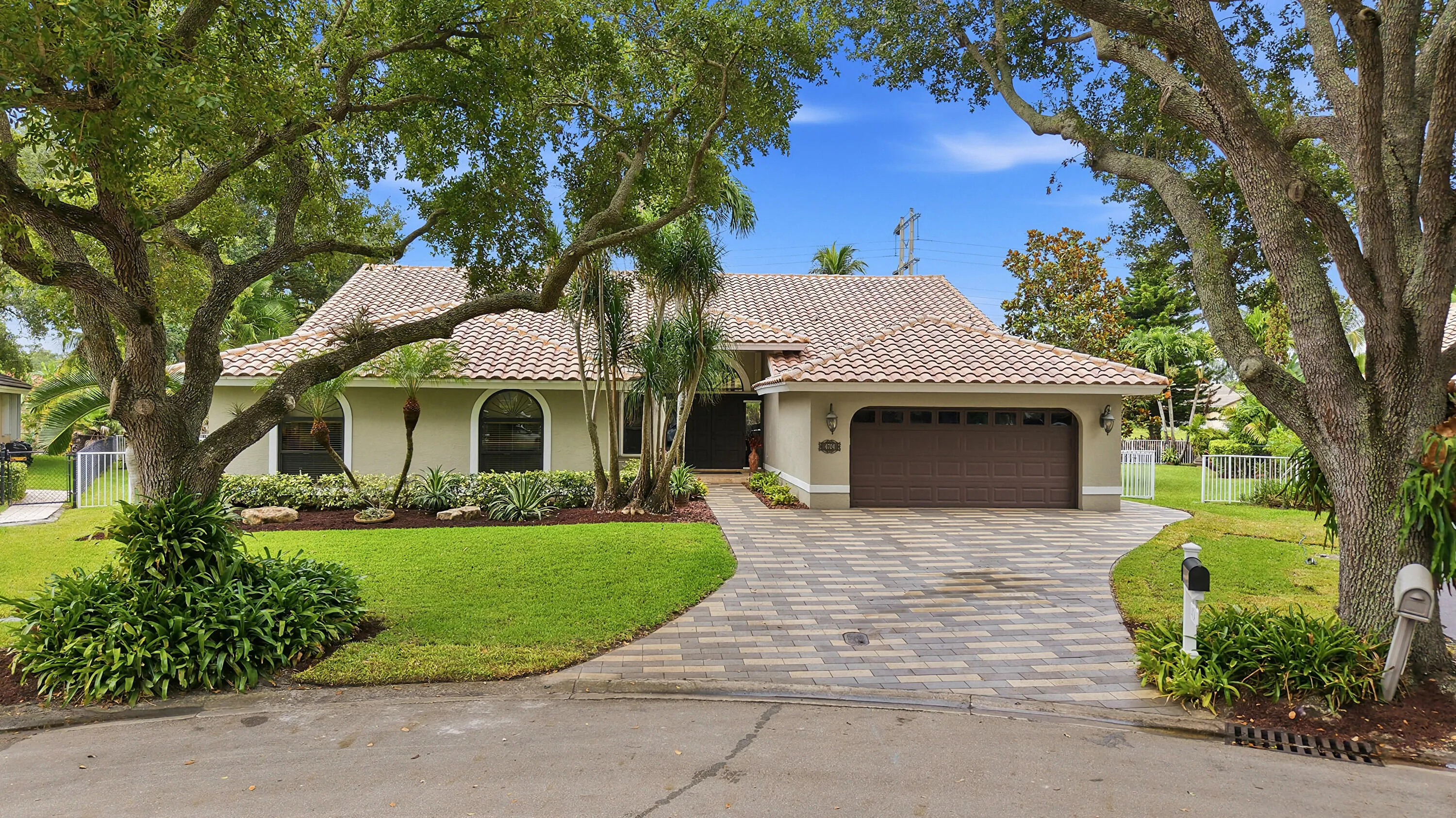 Front of home and cul de sac