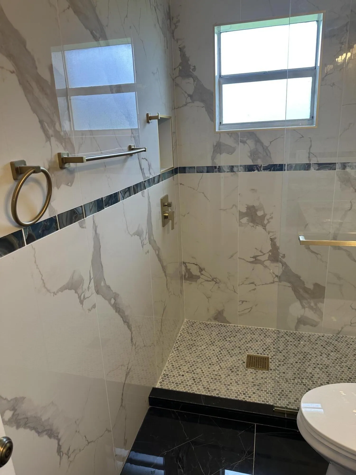 Guest Bath 2 w/ walk in Shower