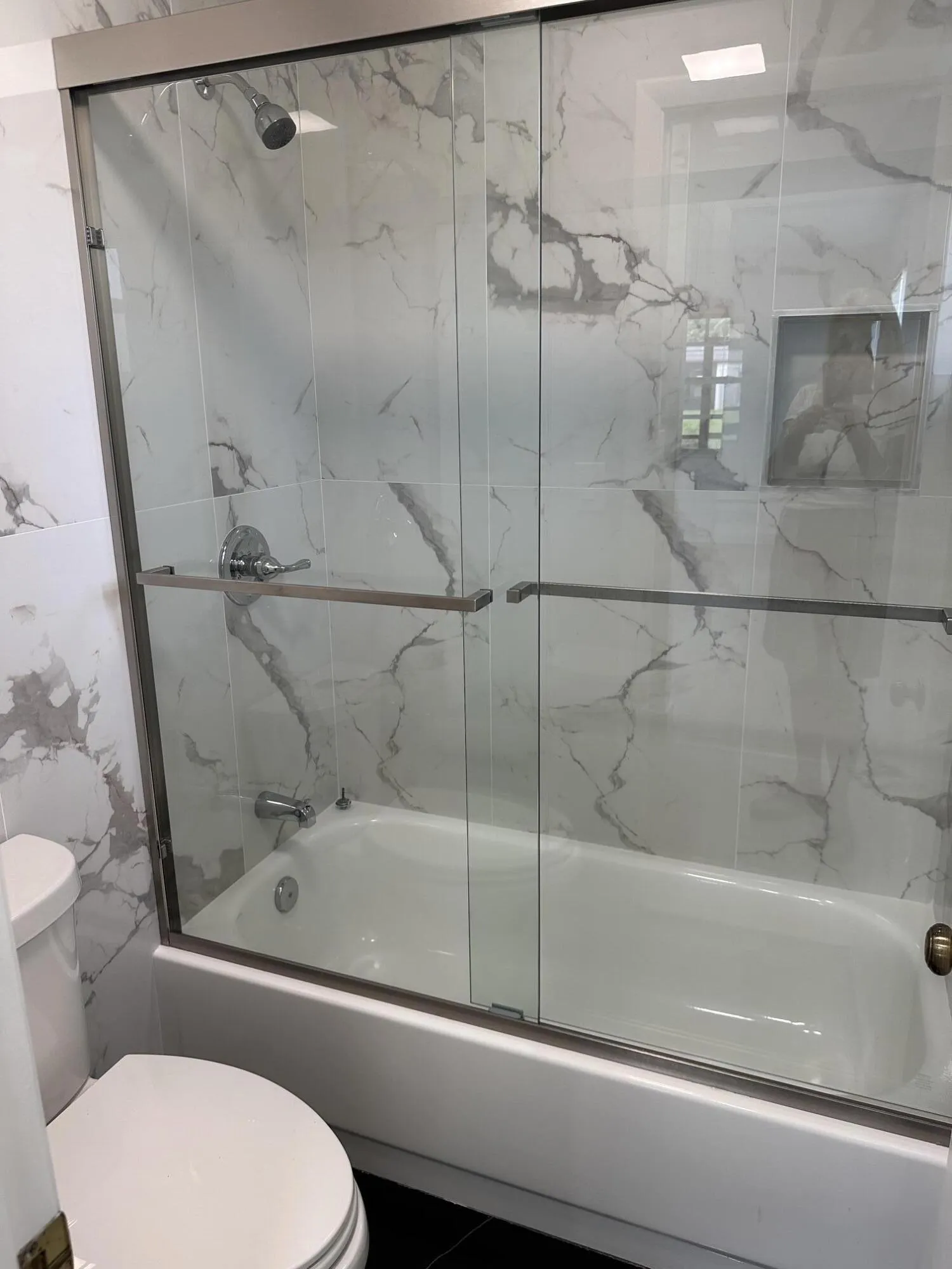 Primary Bath 2 w/ Tub