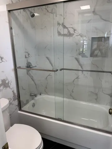 Primary Bath 2 w/ Tub