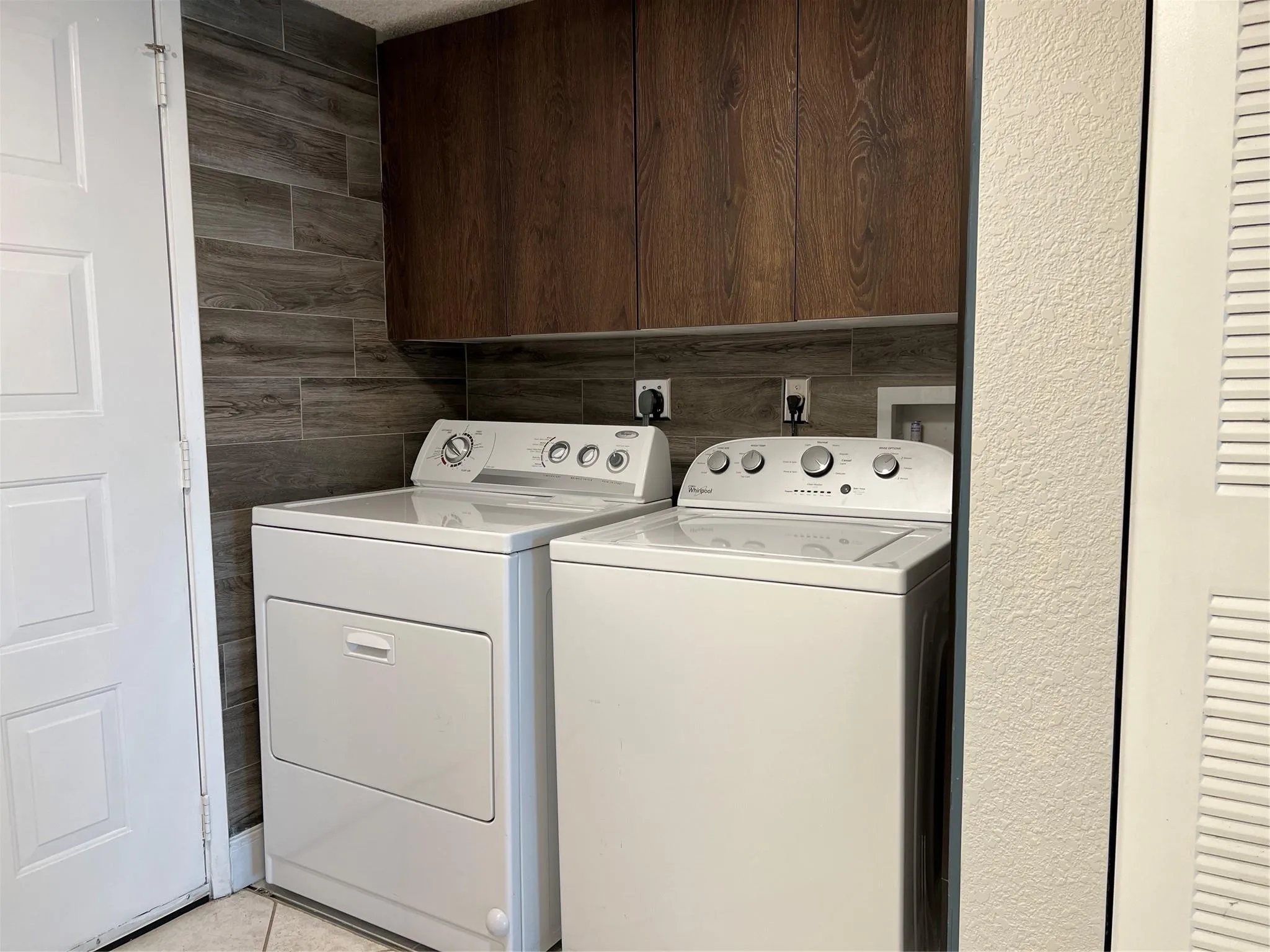 Full size washer & dryer in unit
