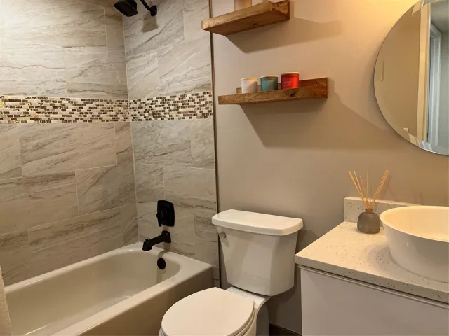 Second bathroom combination tub/shower