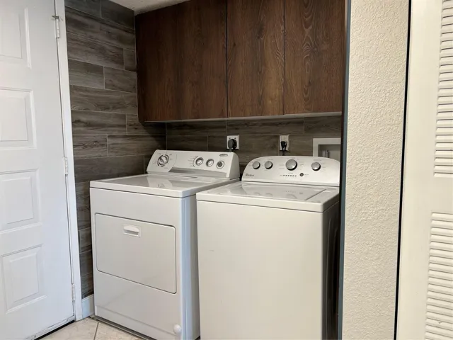 Full size washer & dryer in unit