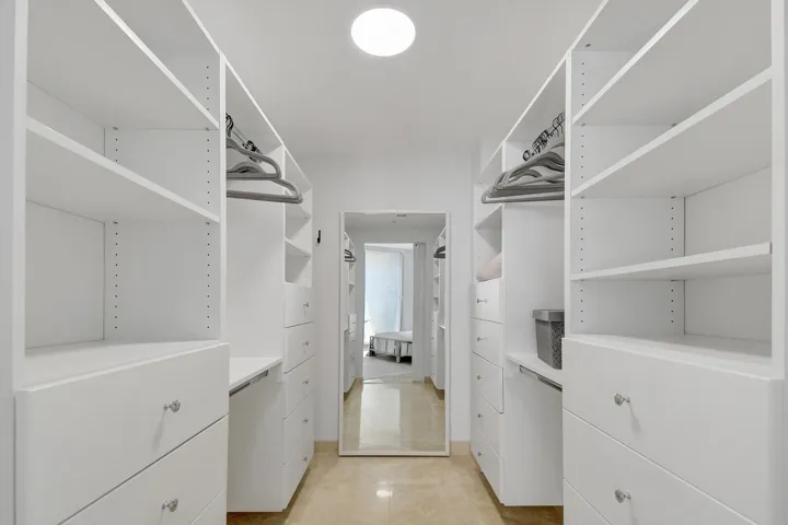 WALKING-IN CLOSET