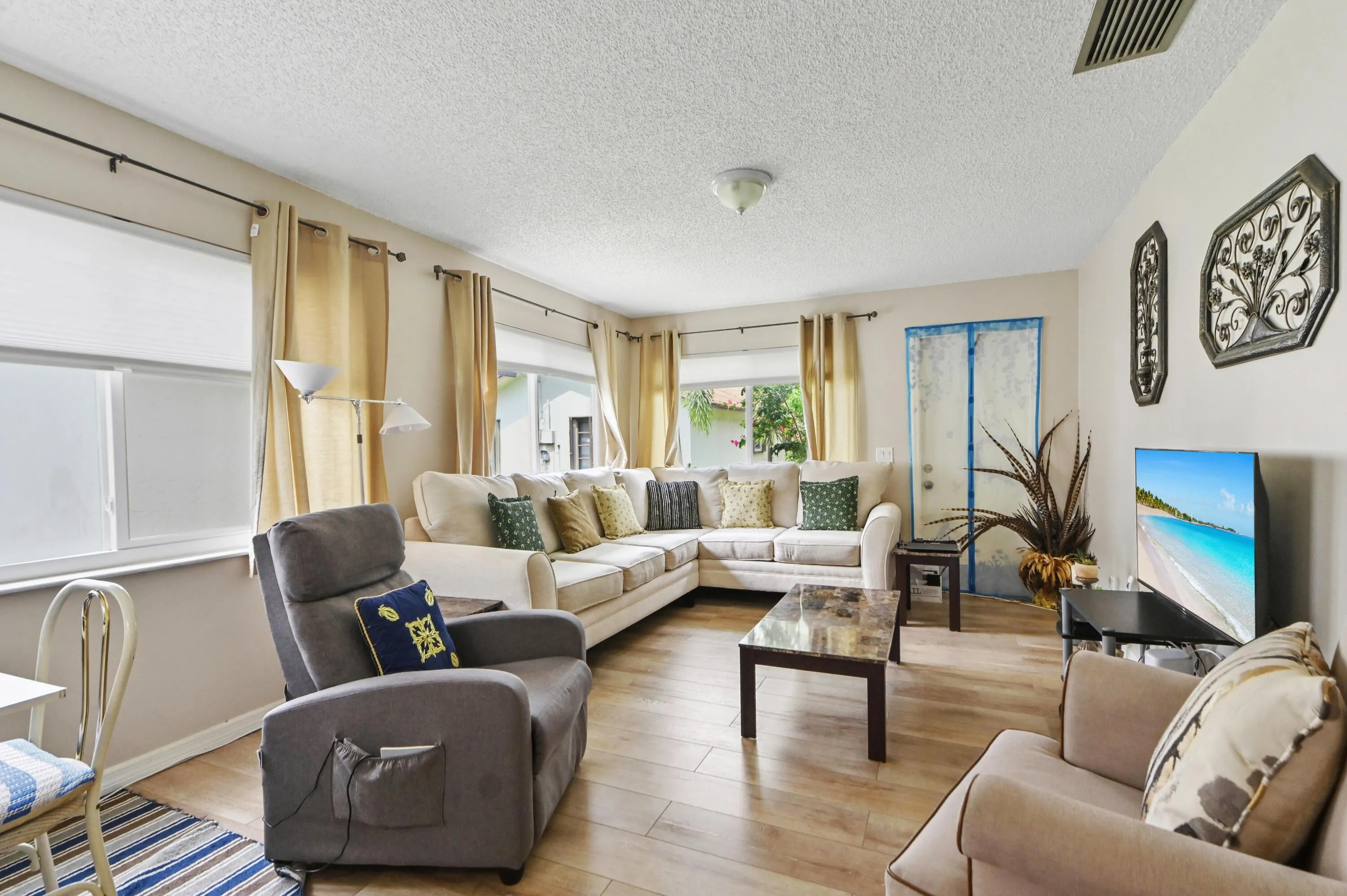 13 Living room 01