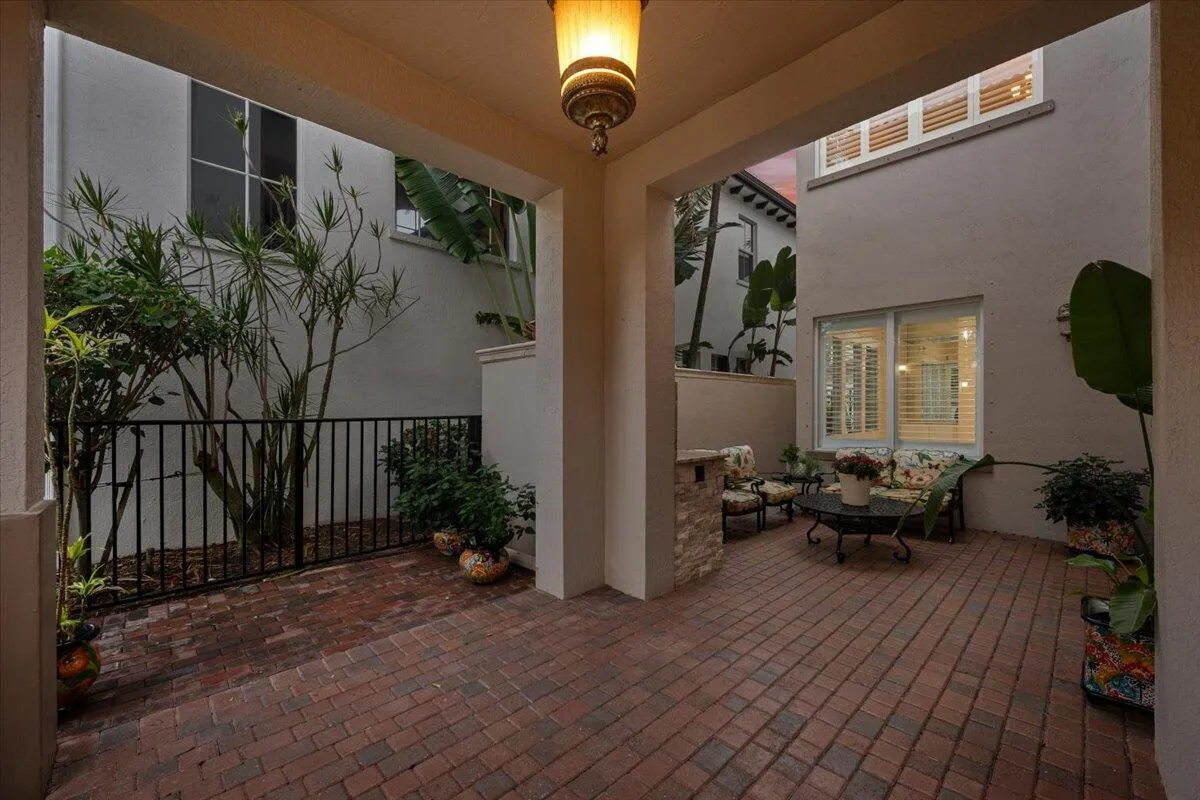 Stunning Entertainment Courtyard