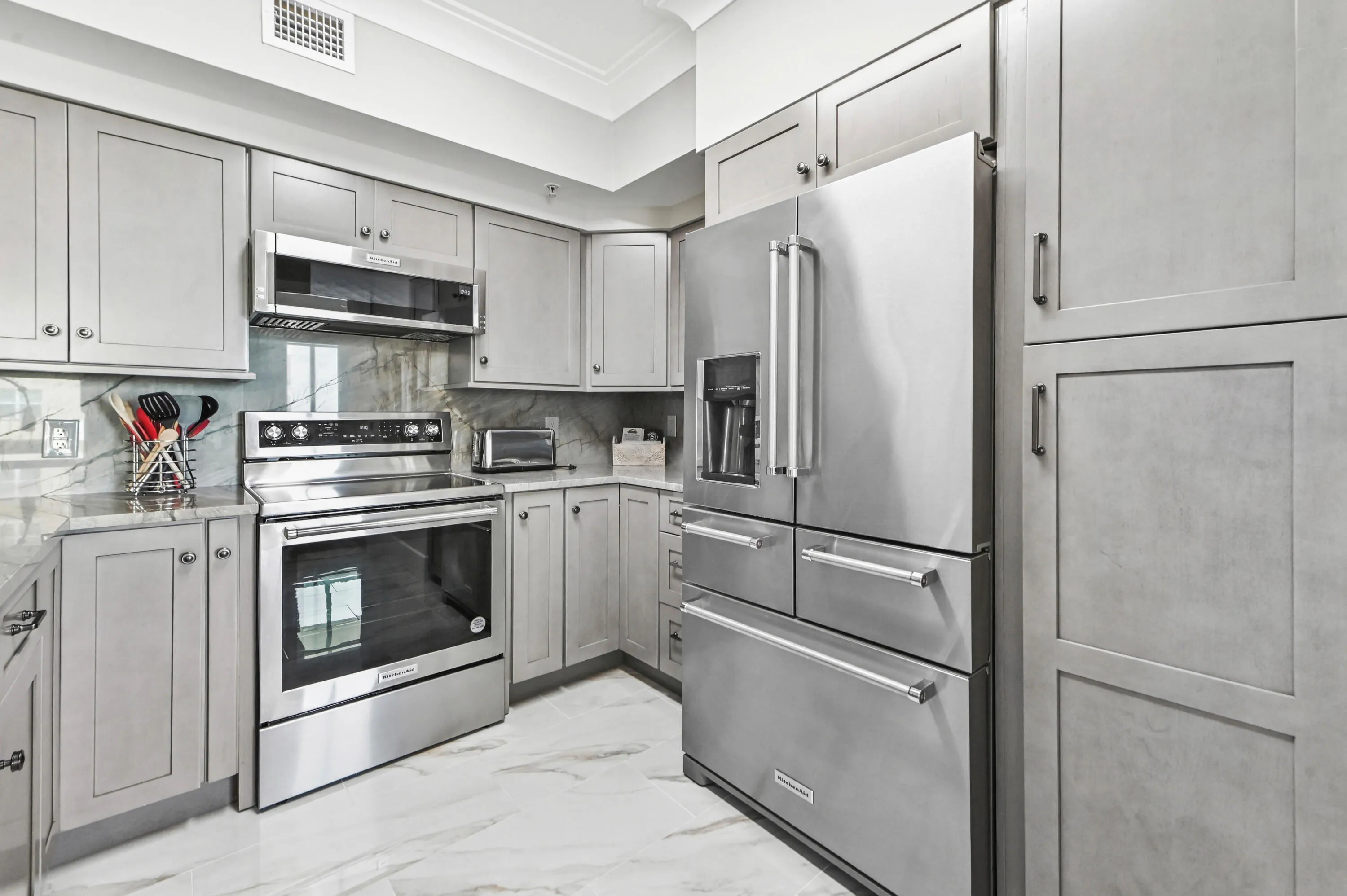 24 Kitchen 02