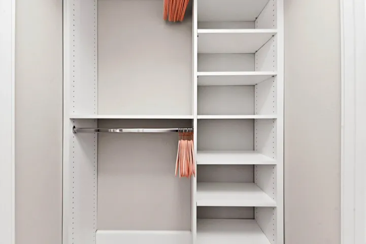 41 Closet 02