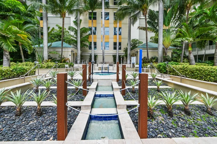 01 Courtyard 01