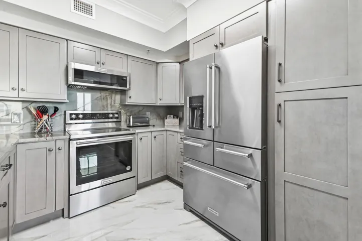 24 Kitchen 02