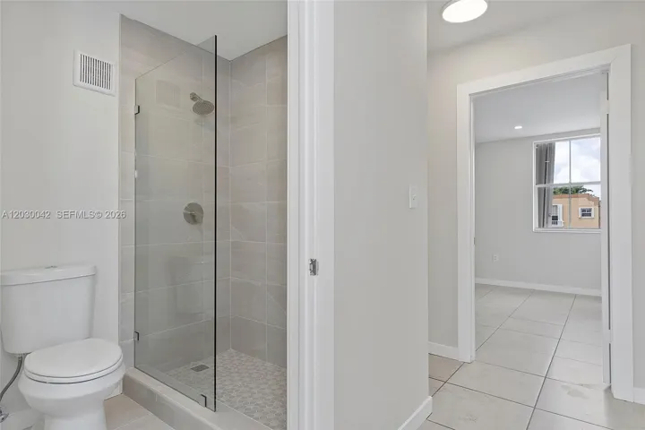 Shared bathroom for the two bedrooms