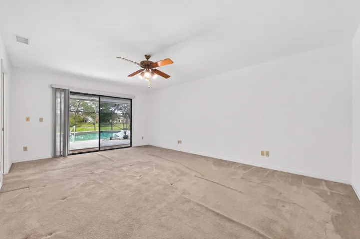 Primary (1st) bedroom
