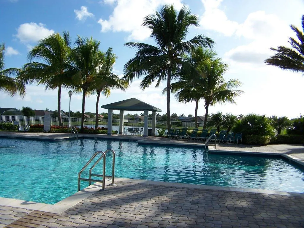 5b-Lap Pool