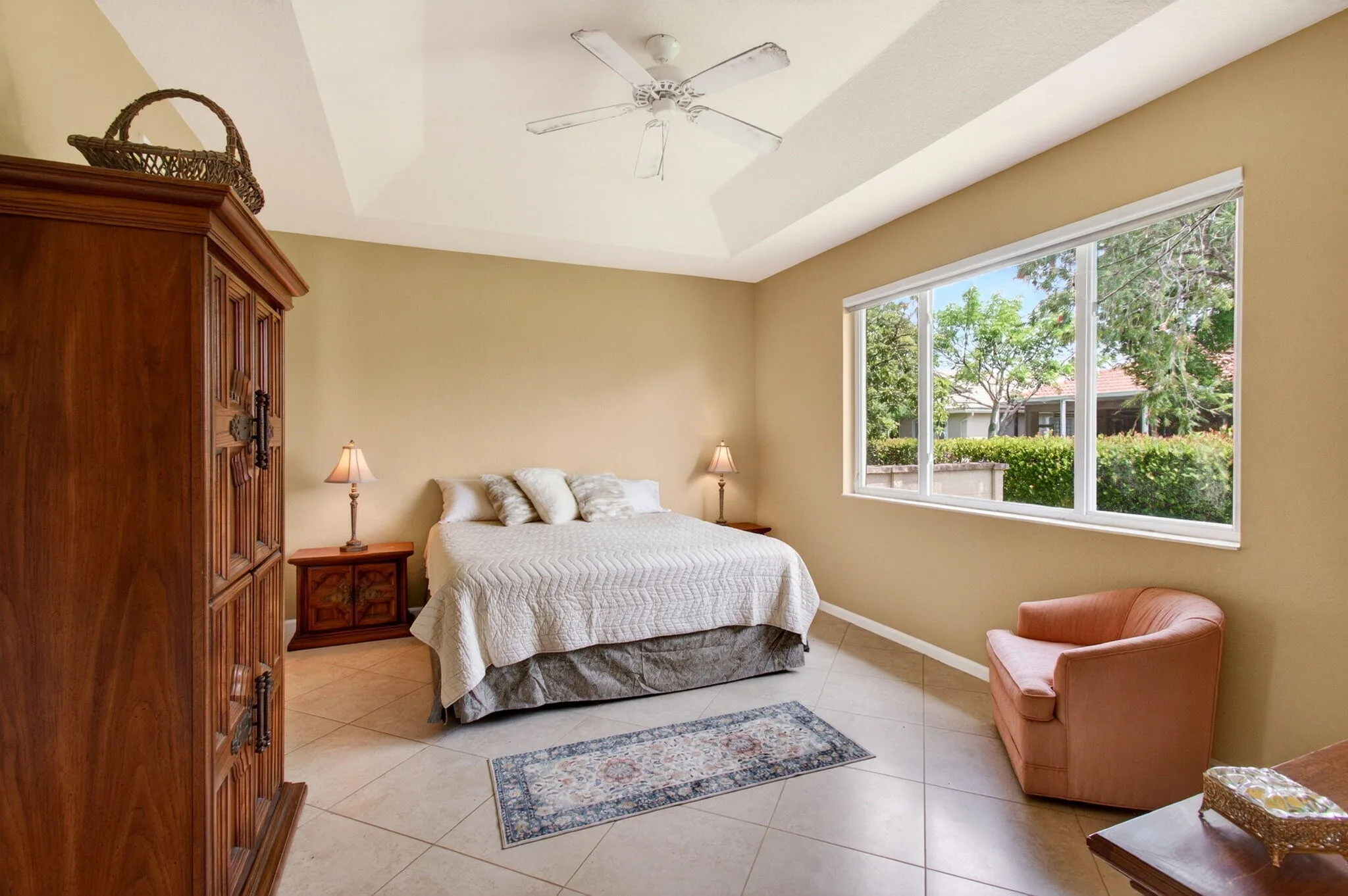 Master Bedroom w Tray Ceiling