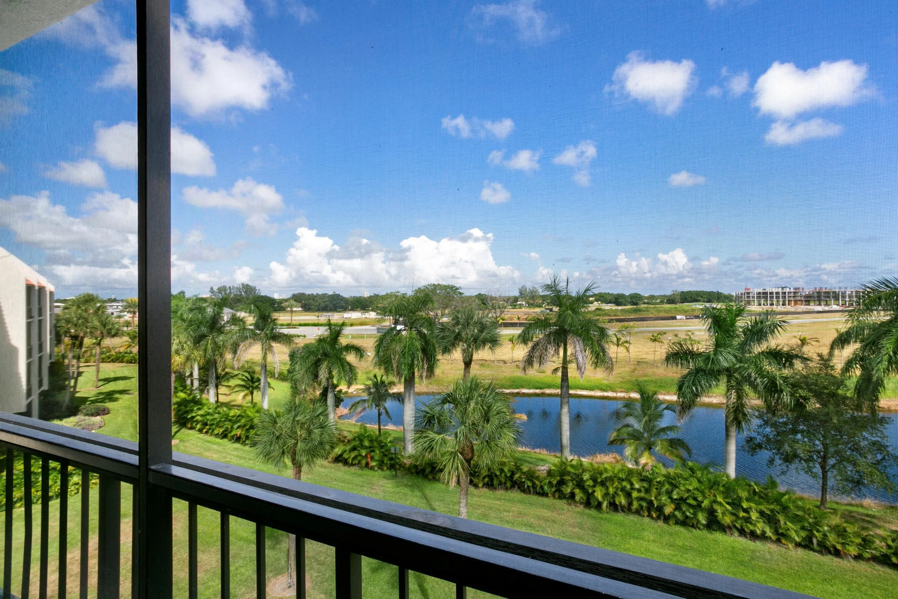 3000 401Balcony View
