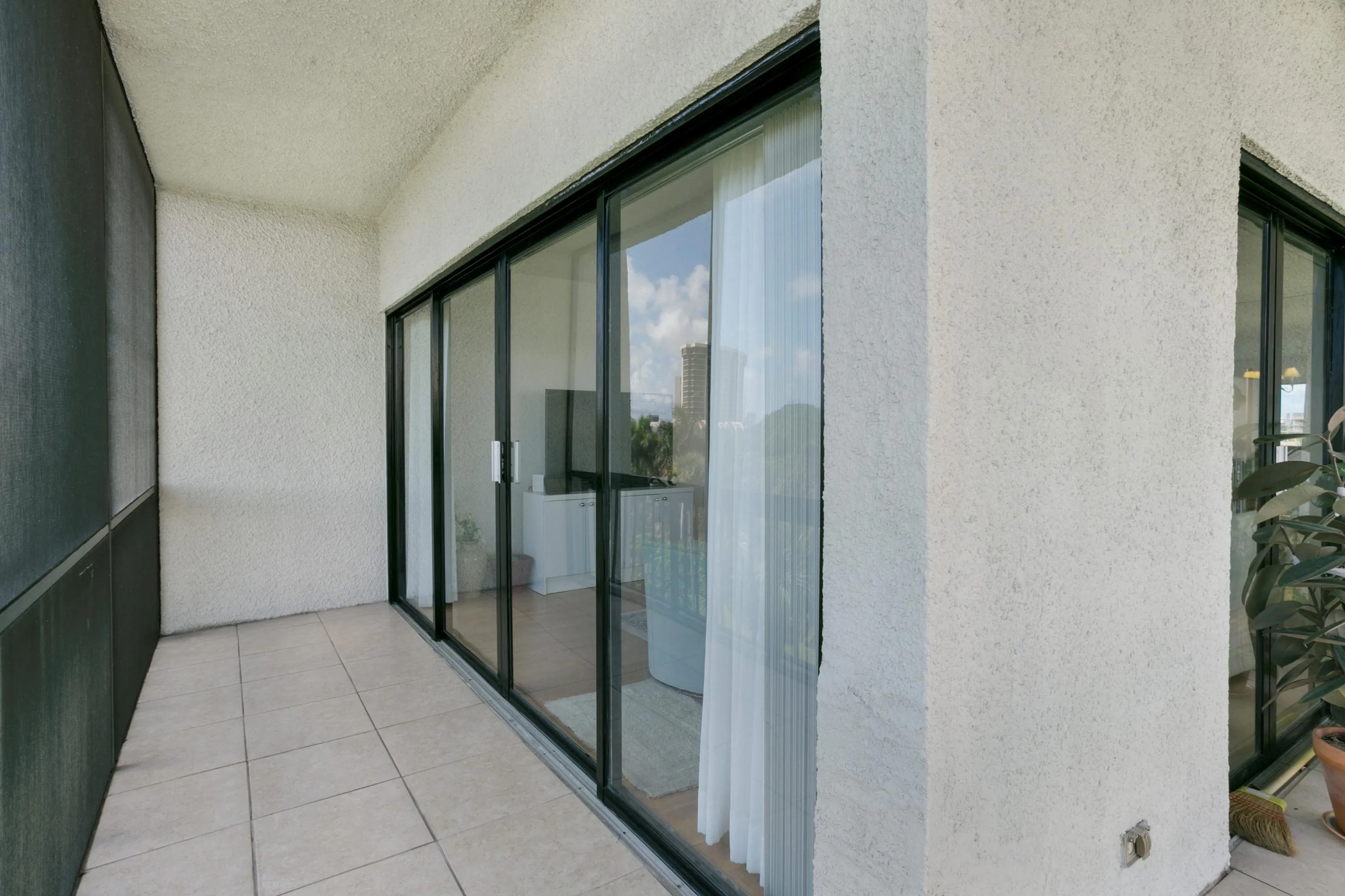 3000 401Balcony 2