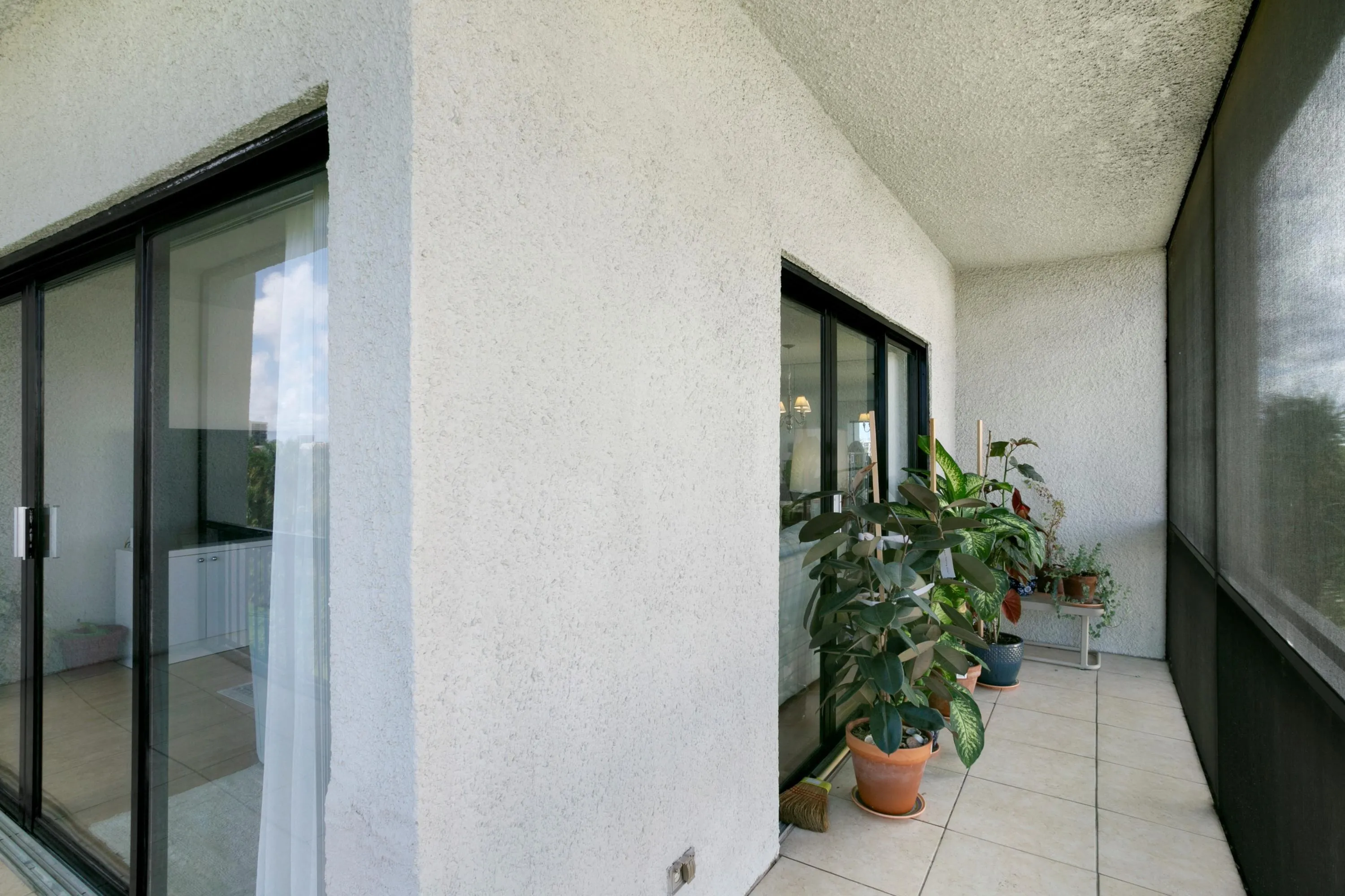 3000 401 Balcony