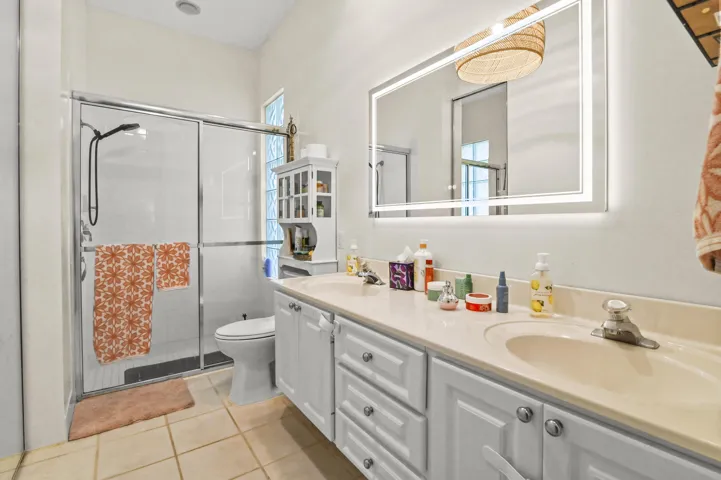 23 Bathroom 01