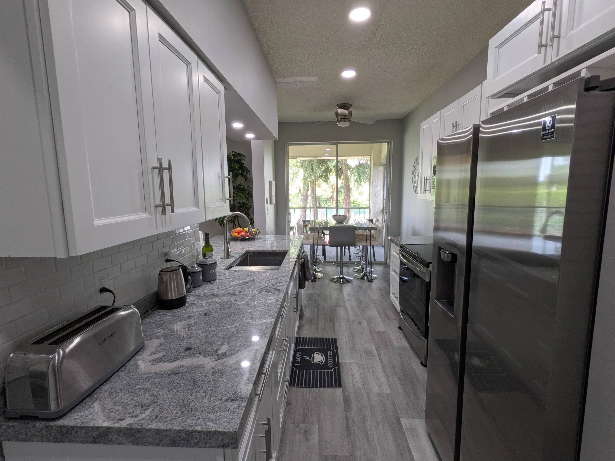 Kitchen with Eat-in Area