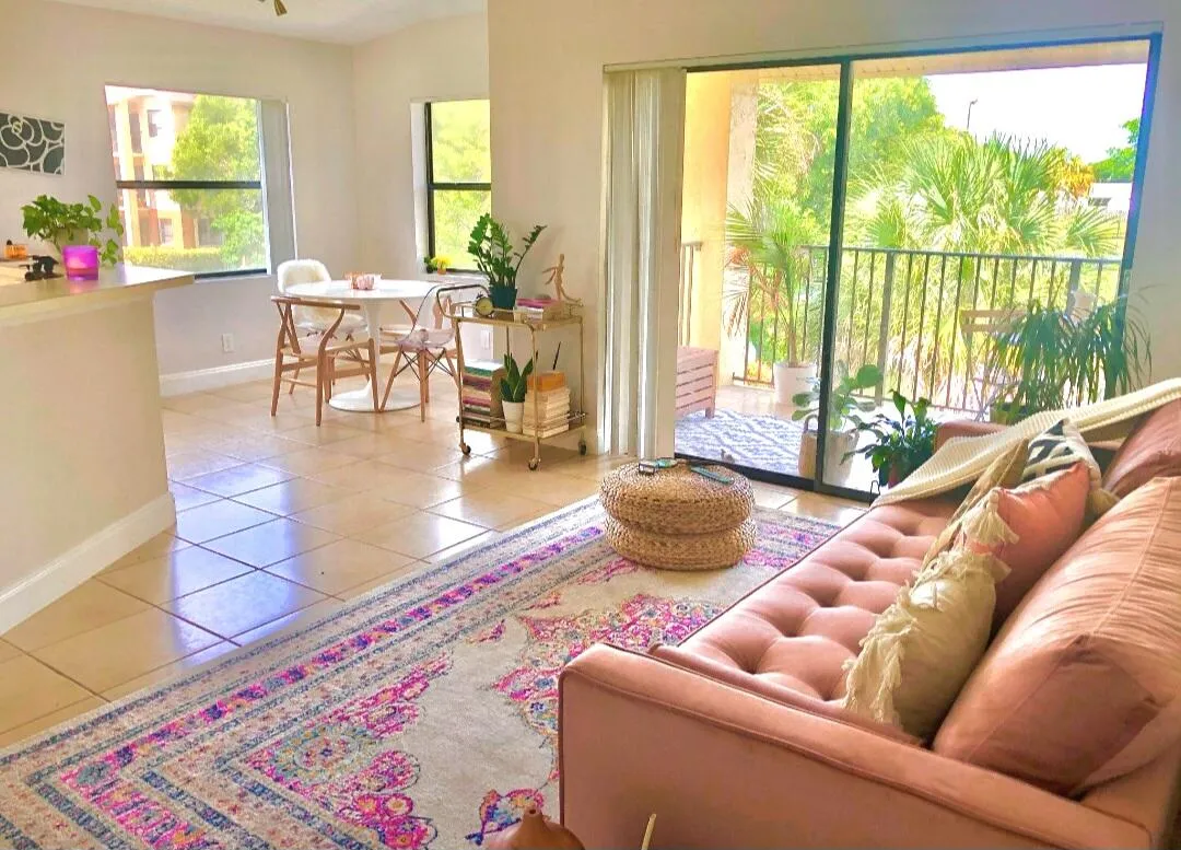 OPEN CONCEPT, CORNER UNIT SURROUNDED BY WATER VIEWS FROM EVERY WINDOW