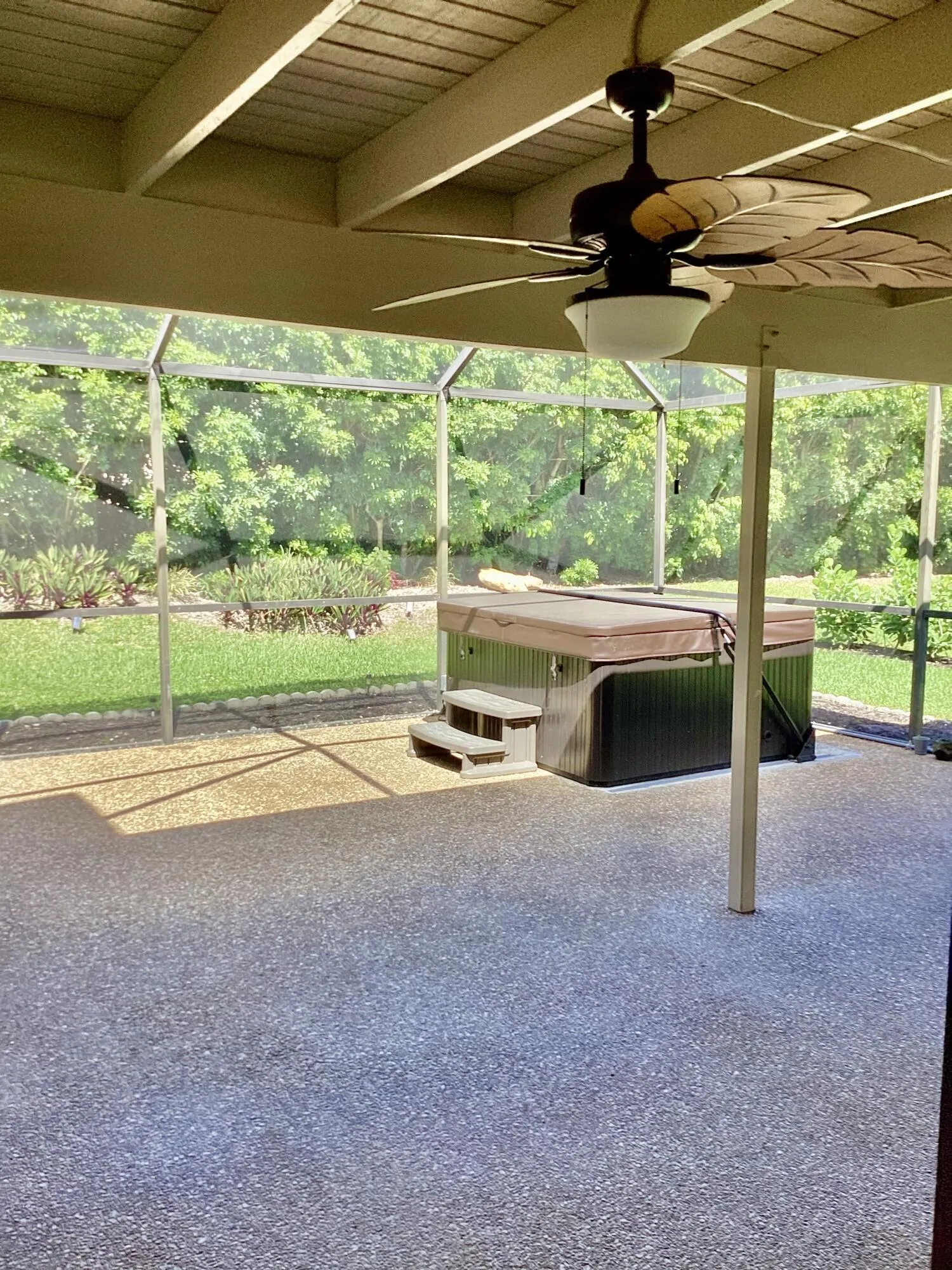 SCREENED PATIO W/HOT TUB