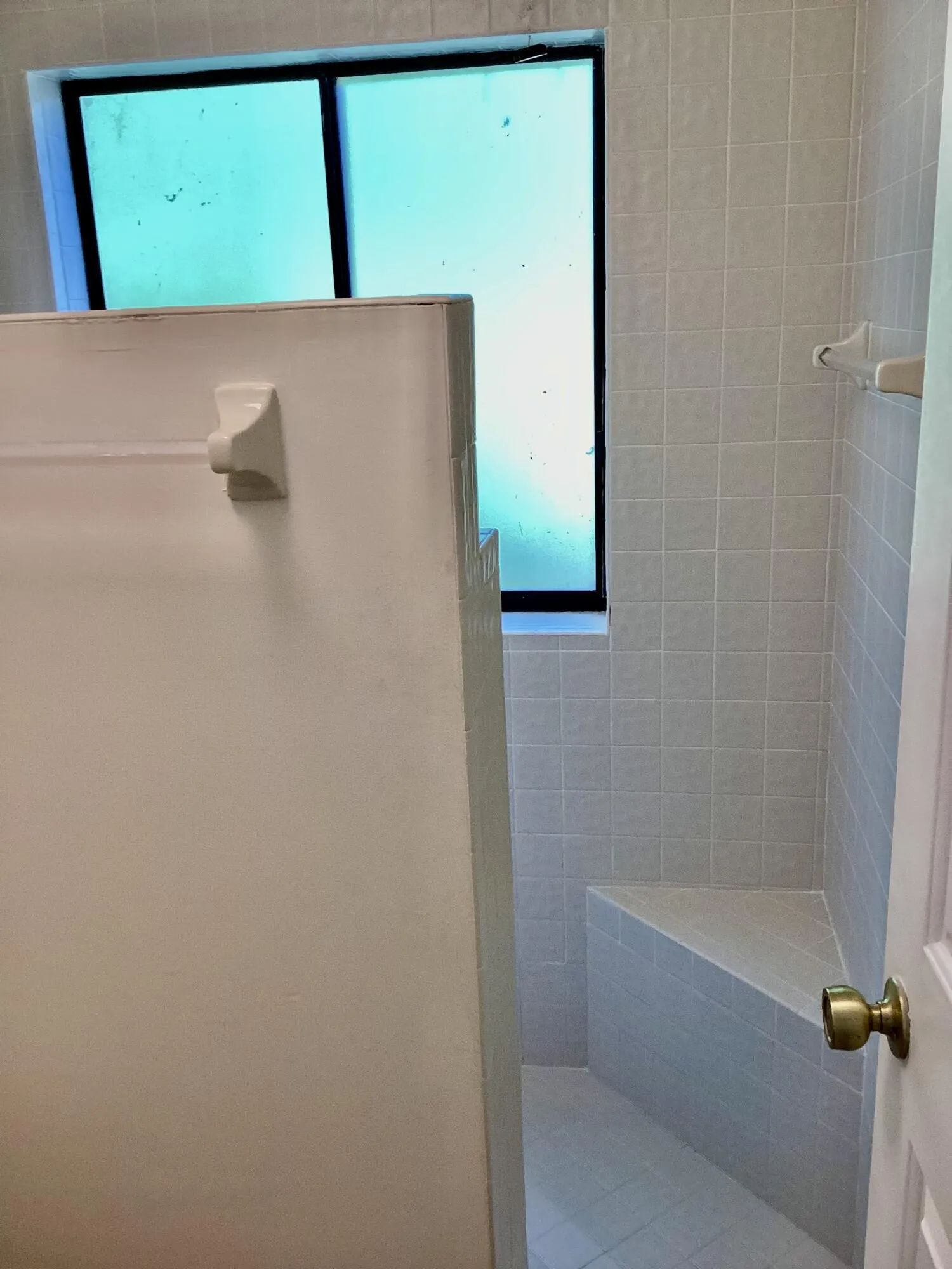 WITH SHOWER SEAT