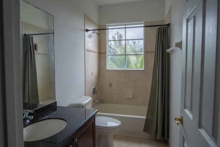 28 3rd fl guest bath