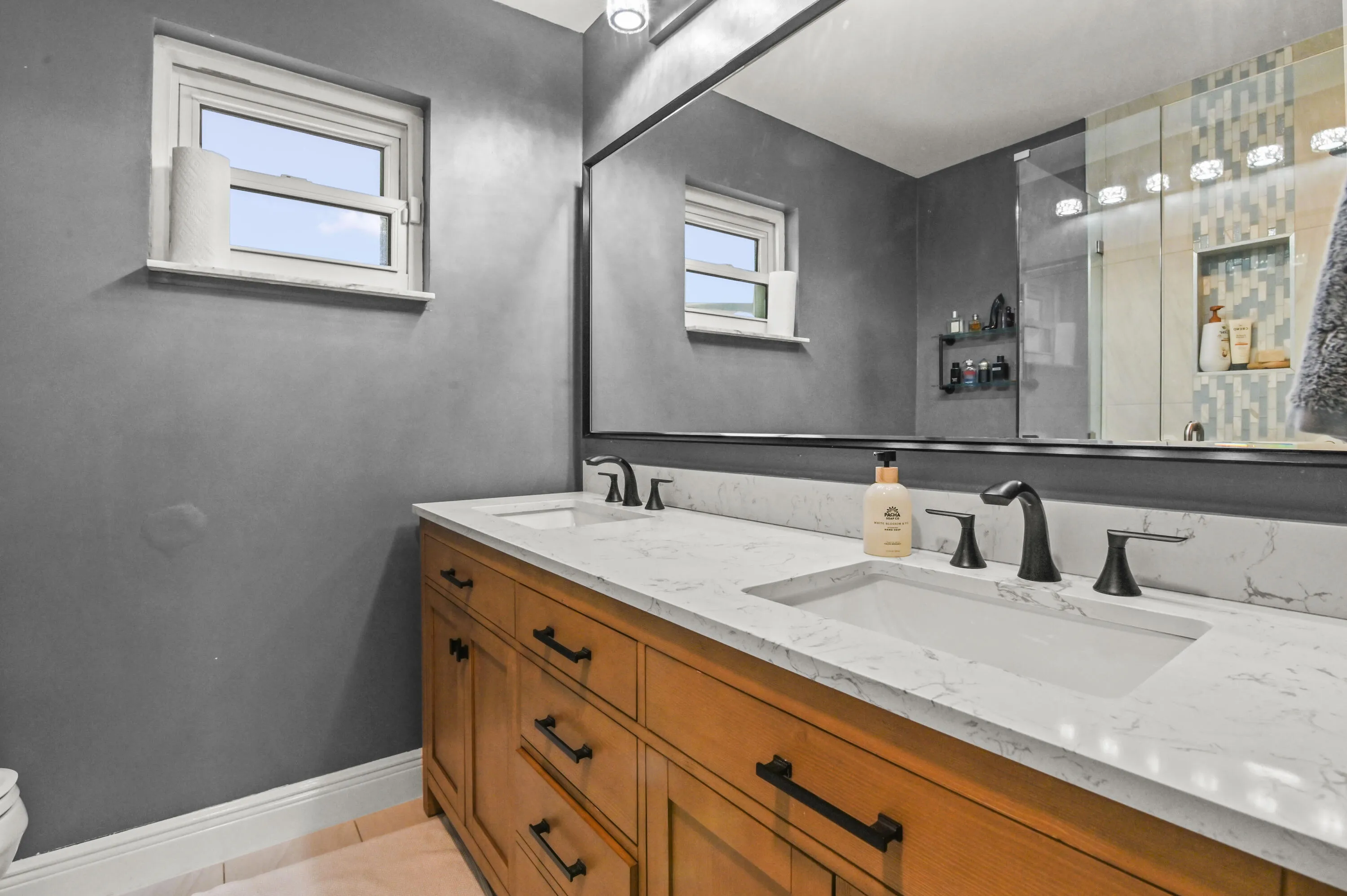 20 Bathroom 01