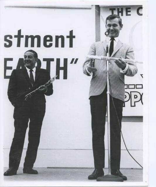 Closer look at Johnny Carson as MC cor tyhe opening of Coral Springs
