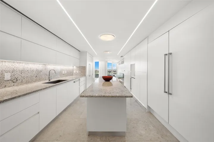 Kitchen & Breakfast Area