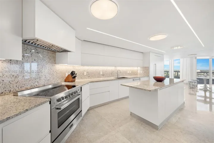 Pristine and fully equipped kitchen