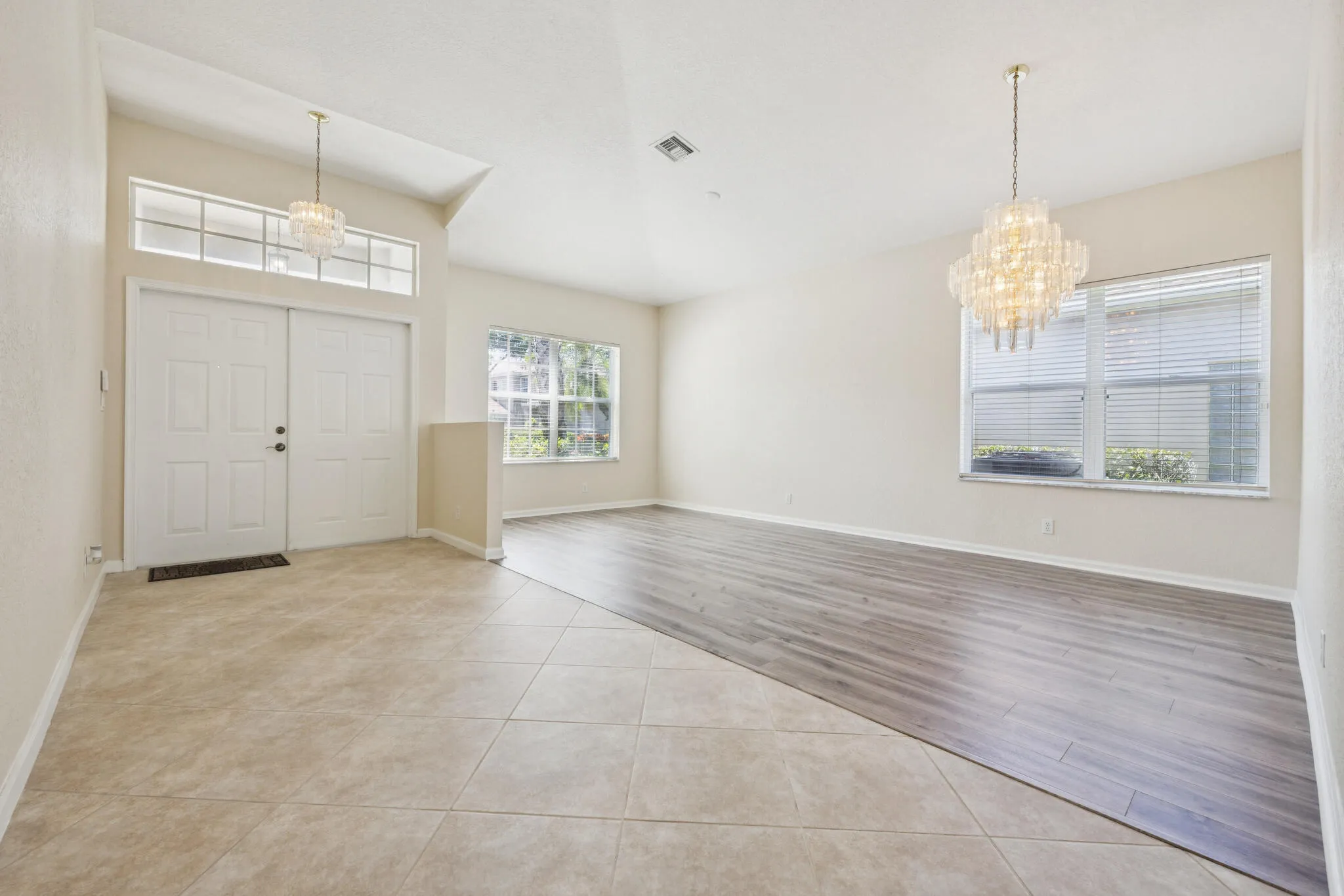 Entrance / Dining / Foyer