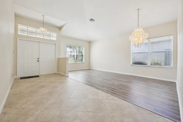 Entrance / Dining / Foyer