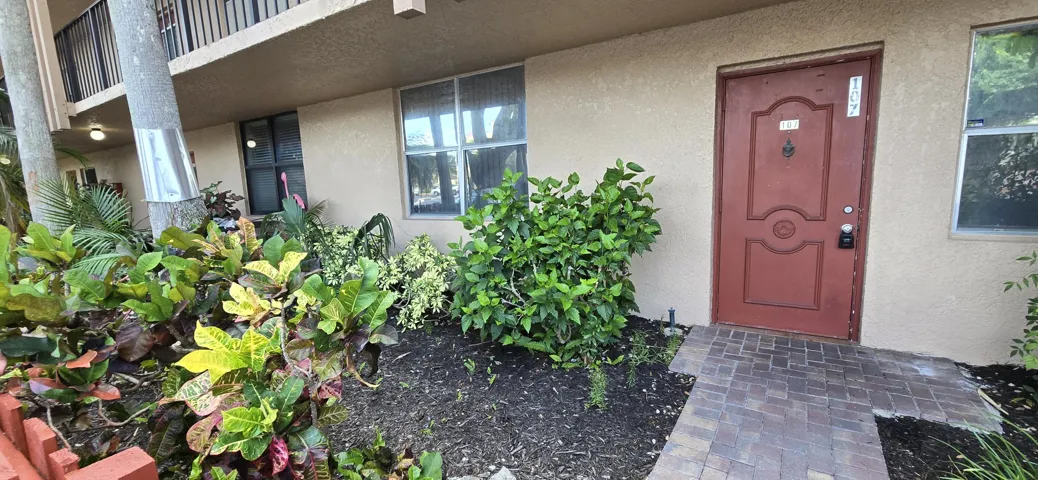 What a pretty courtyard!