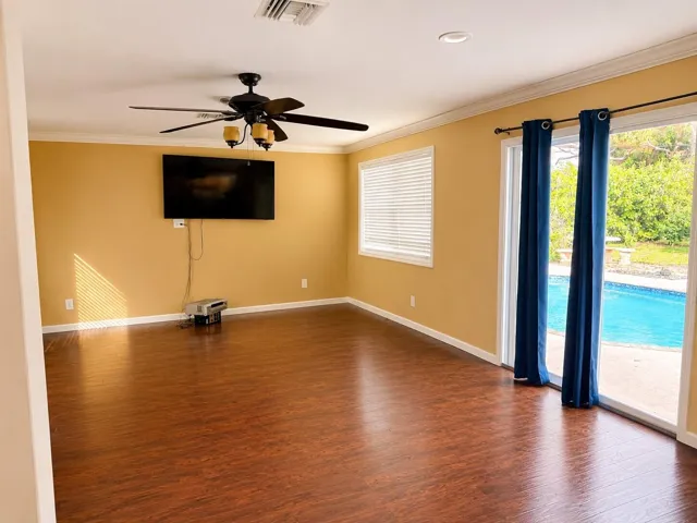 Pic 21 Livingroom