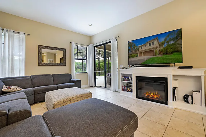 7593 NW 113th Ave -15