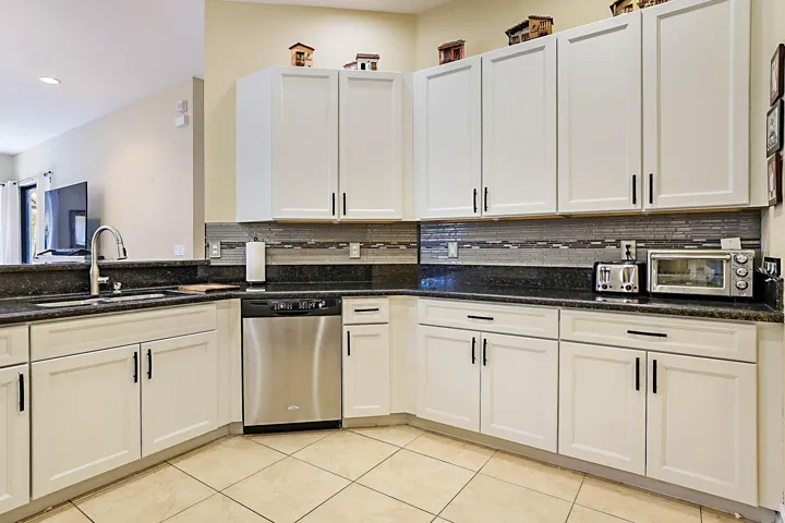 7593 NW 113th Ave -17