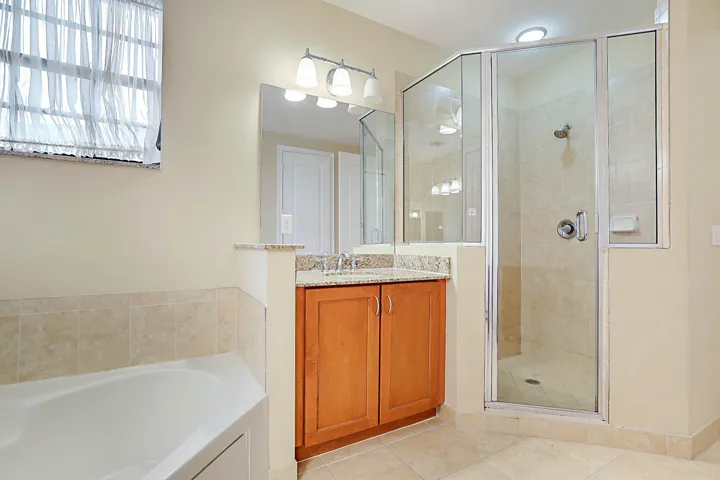 7593 NW 113th Ave -30