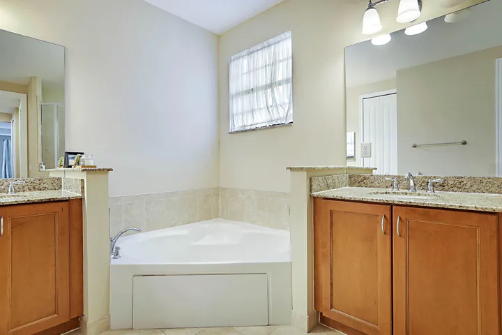 7593 NW 113th Ave -29